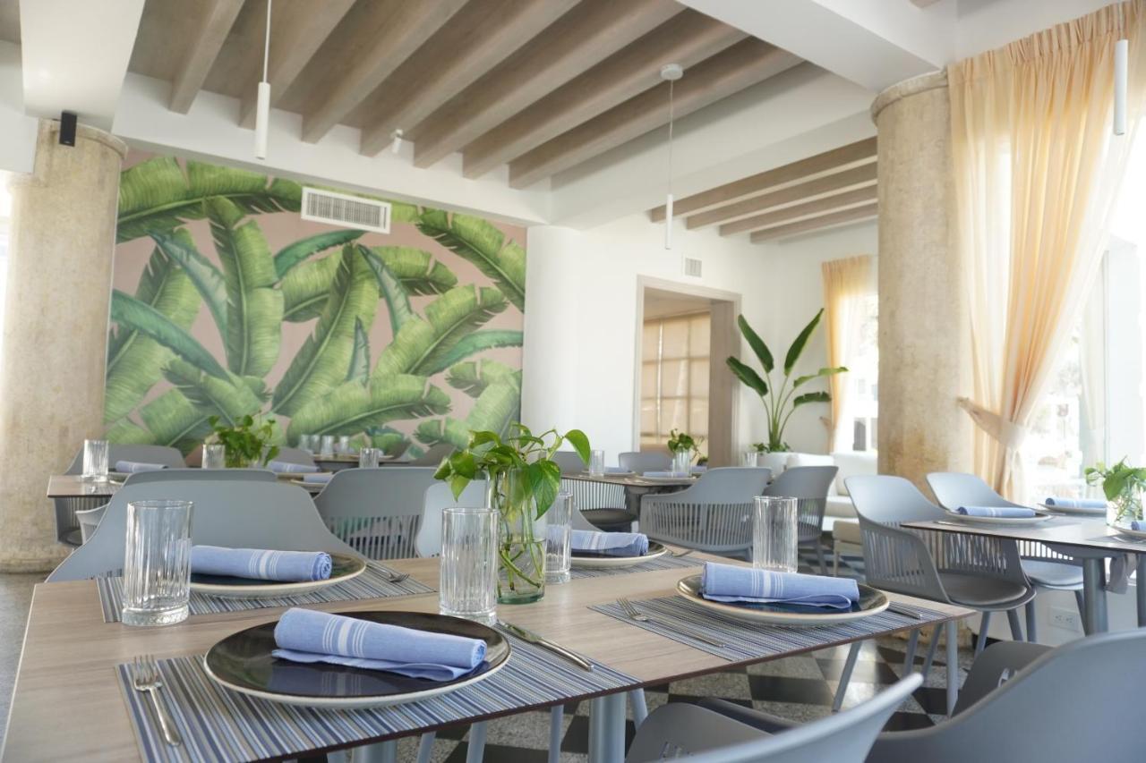 Hotel Las Americas Casa De Playa Cartagena Buitenkant foto Interior of the restaurant