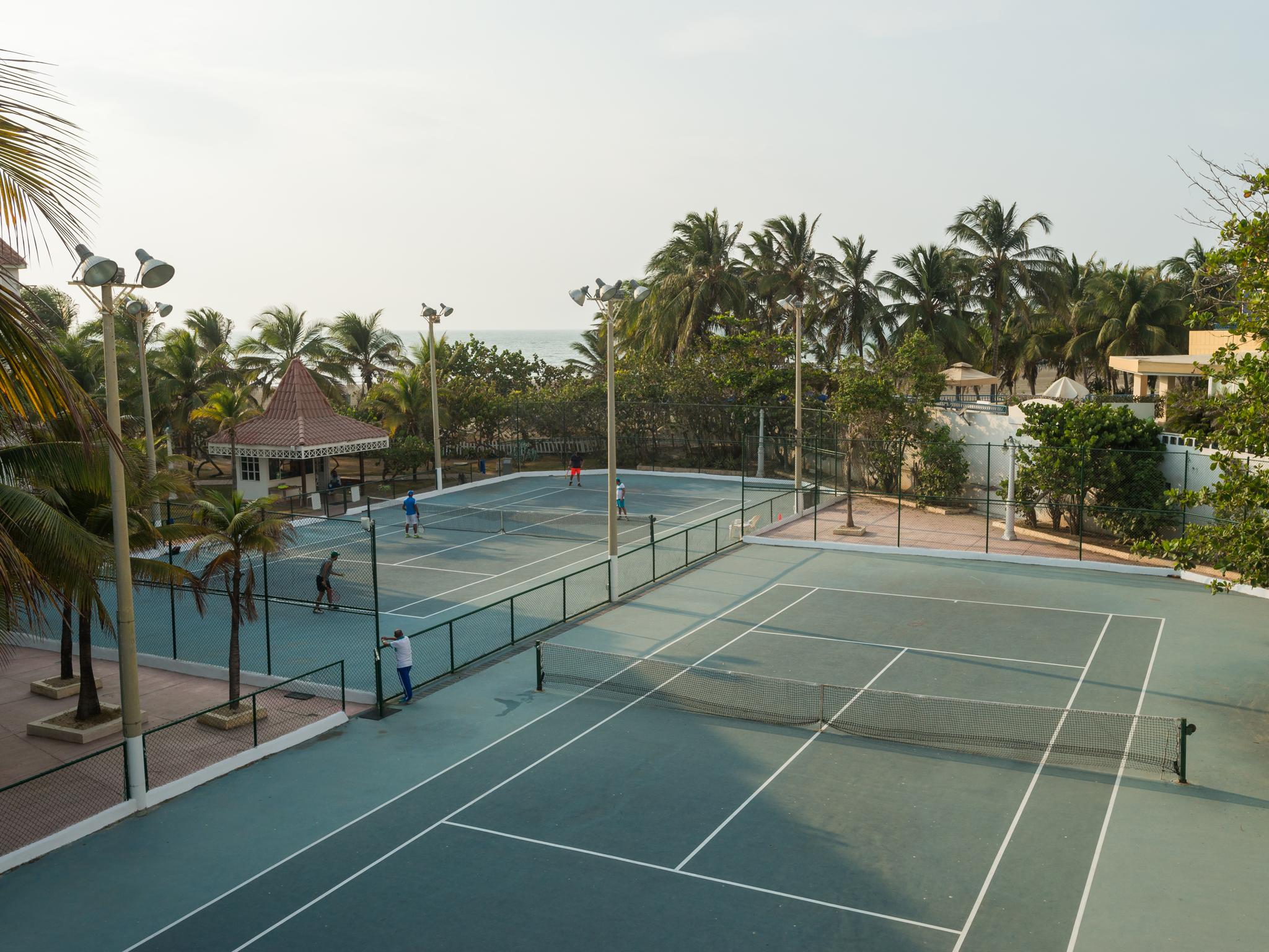 Hotel Las Americas Casa De Playa Cartagena Buitenkant foto Tennis courts at the resort