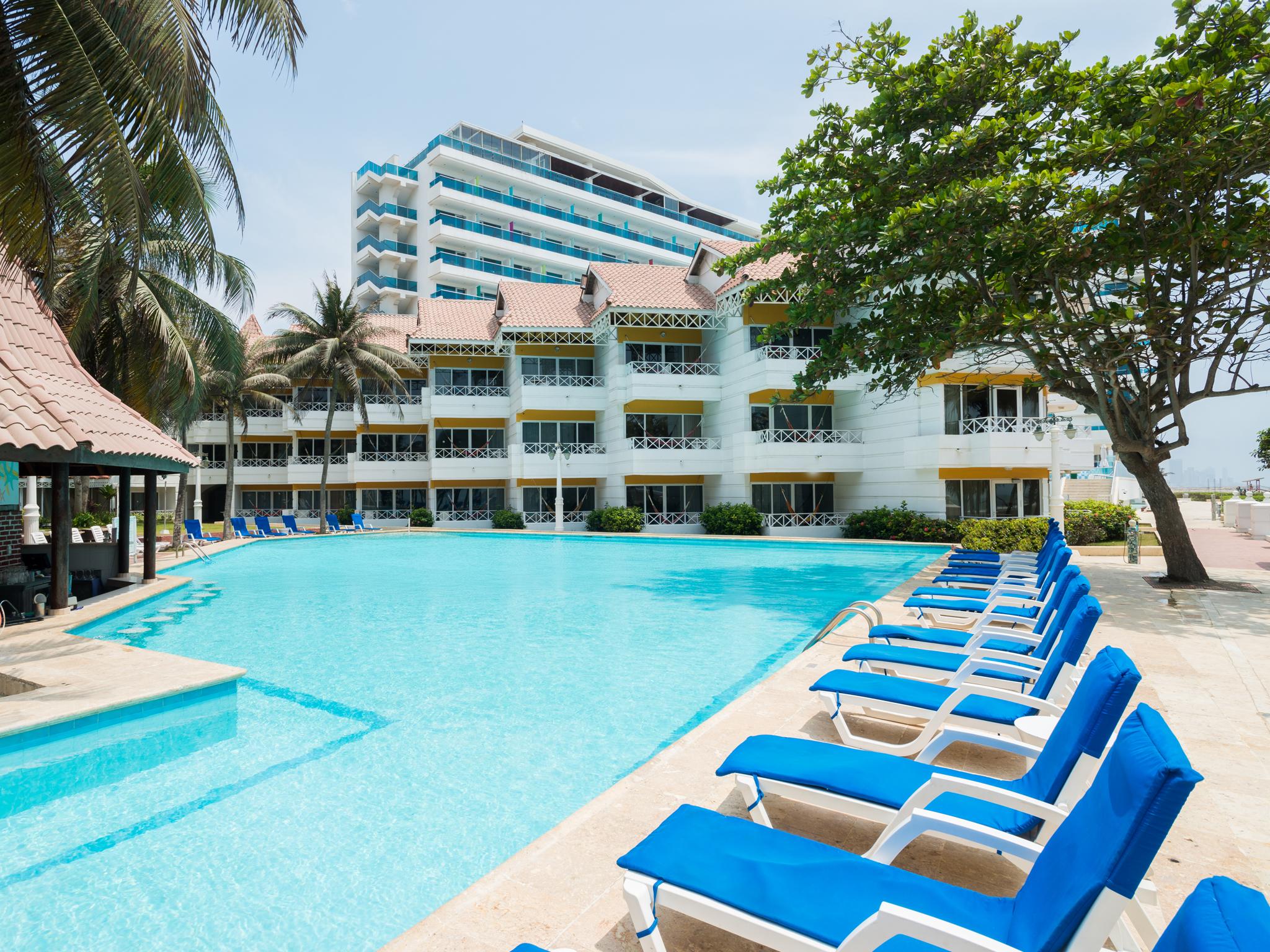 Hotel Las Americas Casa De Playa Cartagena Buitenkant foto The pool at the hotel