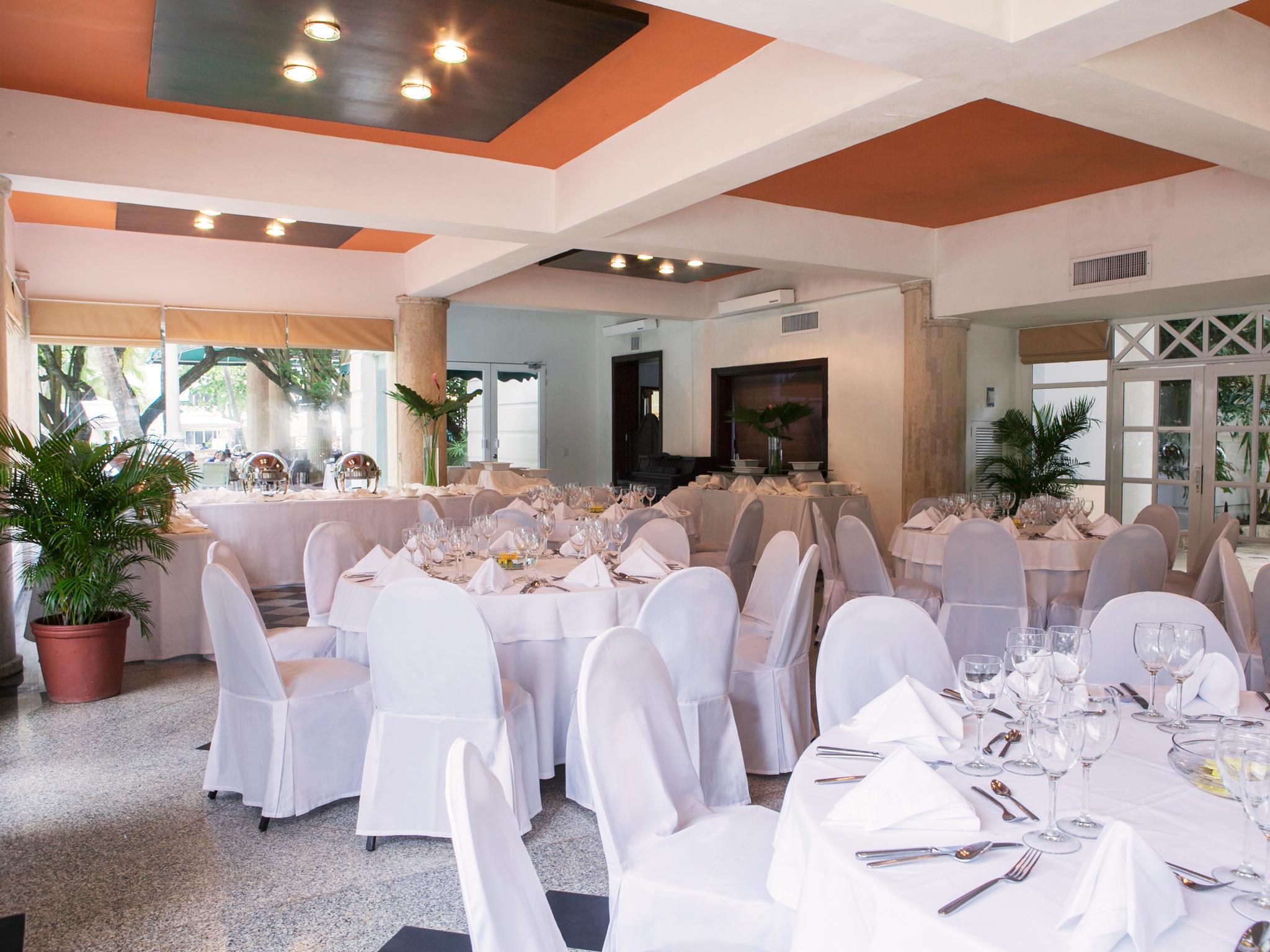 Hotel Las Americas Casa De Playa Cartagena Buitenkant foto A restaurant in the resort
