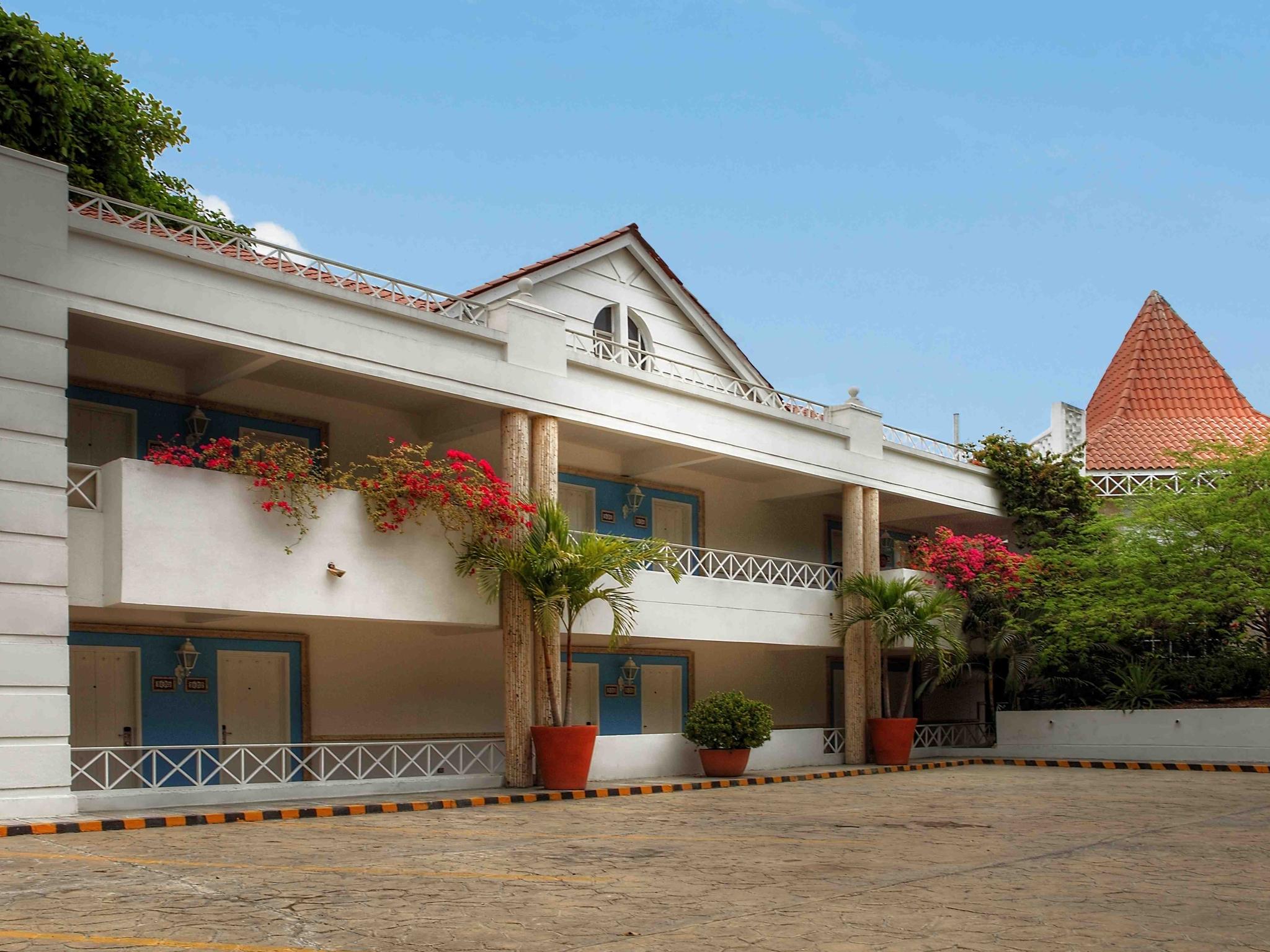 Hotel Las Americas Casa De Playa Cartagena Buitenkant foto The school's main building