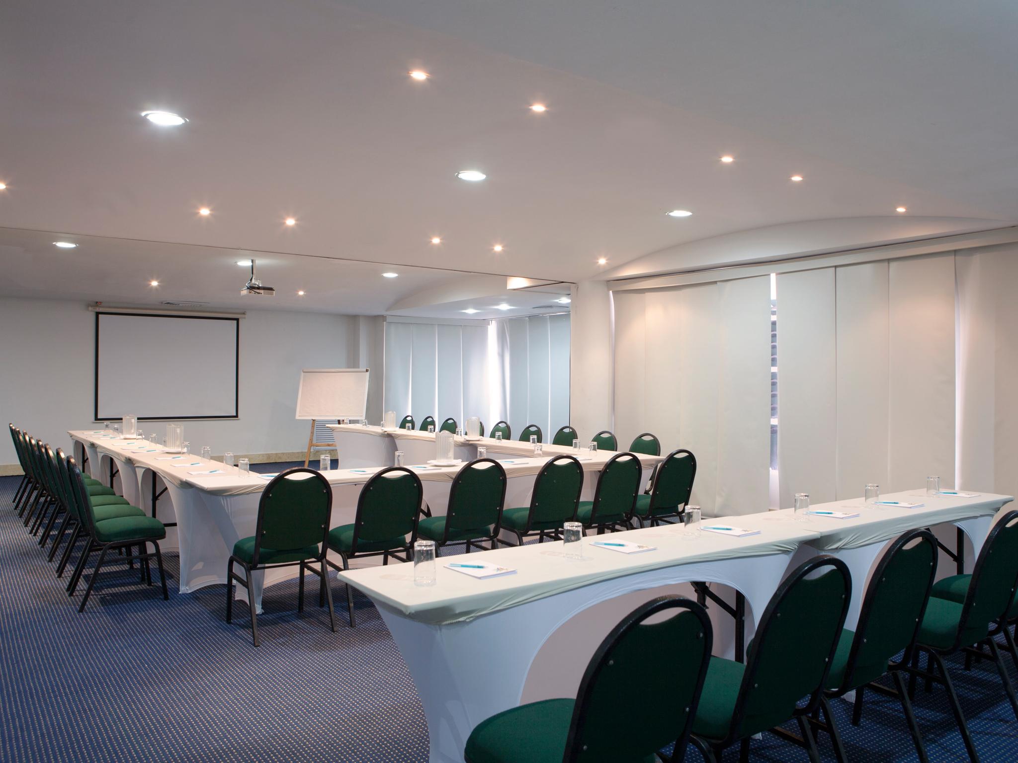 Hotel Las Americas Casa De Playa Cartagena Buitenkant foto Meeting room