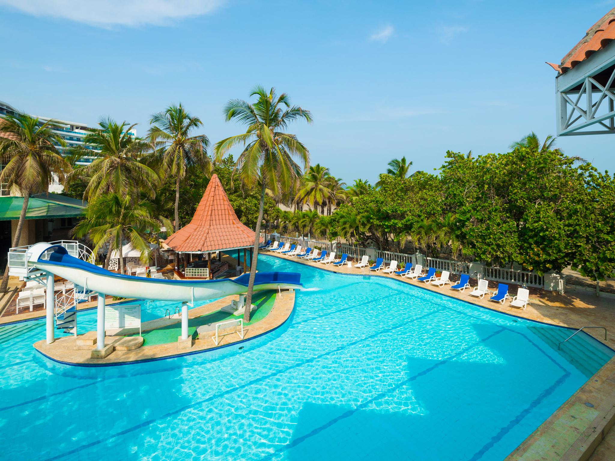 Hotel Las Americas Casa De Playa Cartagena Buitenkant foto The swimming pool at the hotel