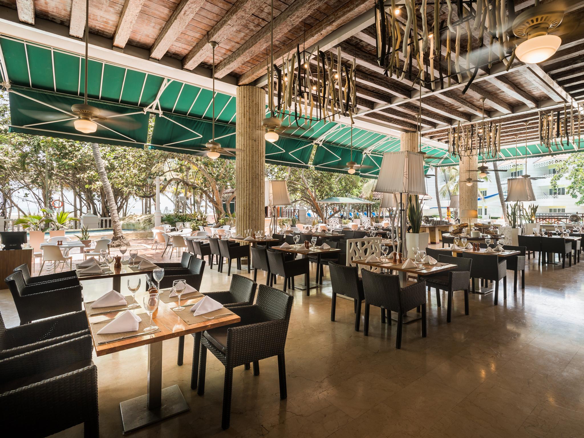Hotel Las Americas Casa De Playa Cartagena Buitenkant foto The interior of the restaurant
