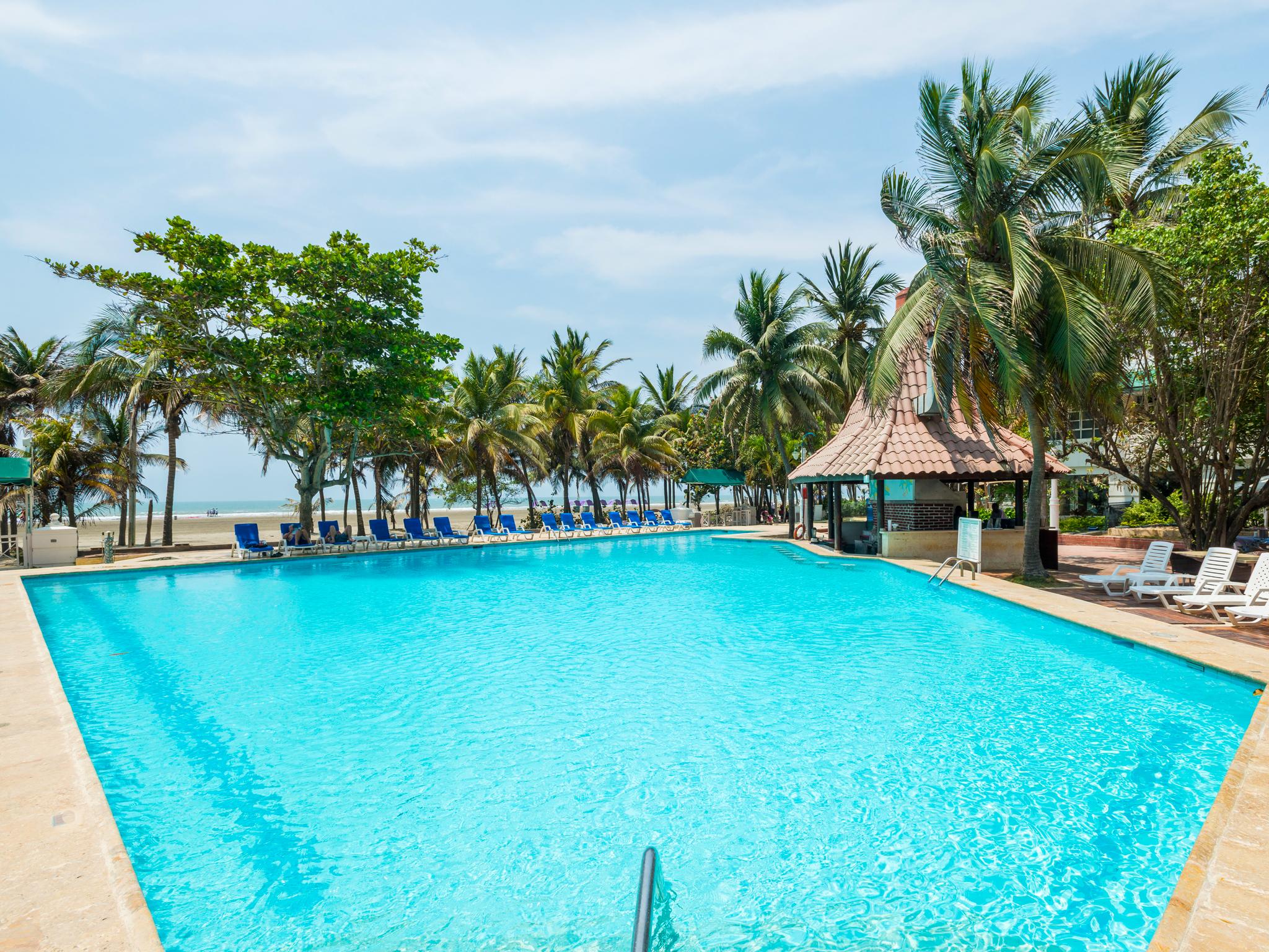 Hotel Las Americas Casa De Playa Cartagena Buitenkant foto The pool at the Palm Beach Hotel