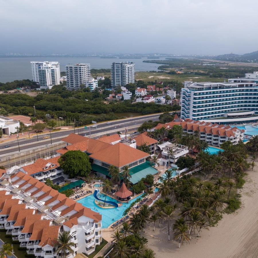 Hotel Las Americas Casa De Playa Cartagena Buitenkant foto Aerial view of the resort