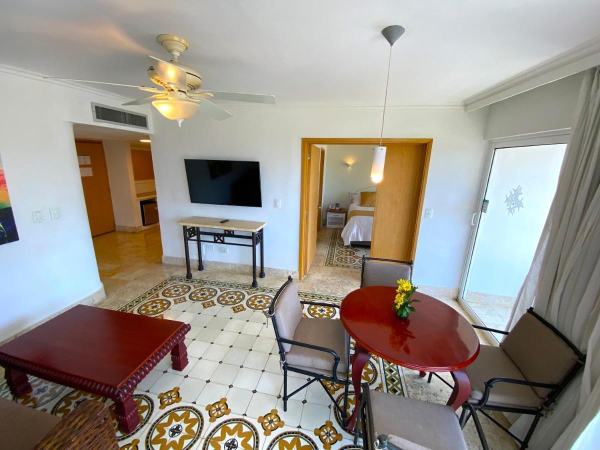 Hotel Las Americas Casa De Playa Cartagena Buitenkant foto A suite at the hotel