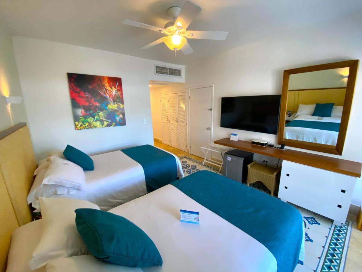 Hotel Las Americas Casa De Playa Cartagena Buitenkant foto A room at the hotel