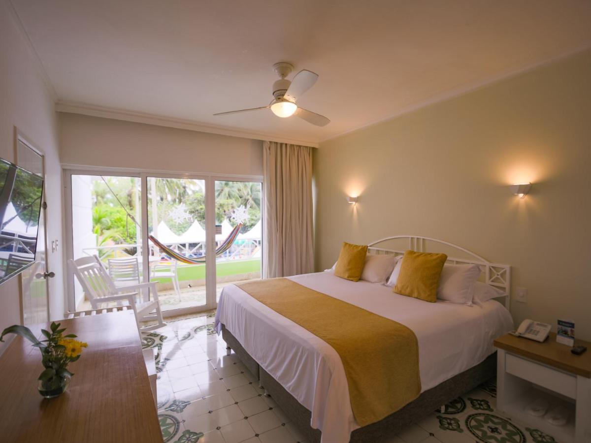 Hotel Las Americas Casa De Playa Cartagena Buitenkant foto A bedroom at the hotel